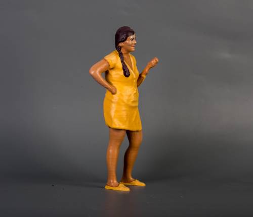 3d модель женщины в желтом. М 1:10 