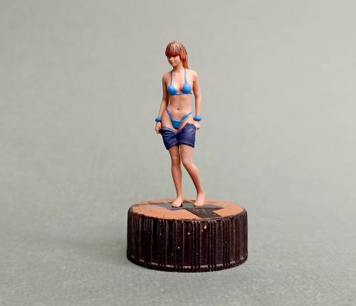 Девушка на пляже снимает шорты. Миниатюра в масштабе 1/43. Роспись. Фигурка из серии "Пляжный сезон оз. Увильды".
Модель 0698